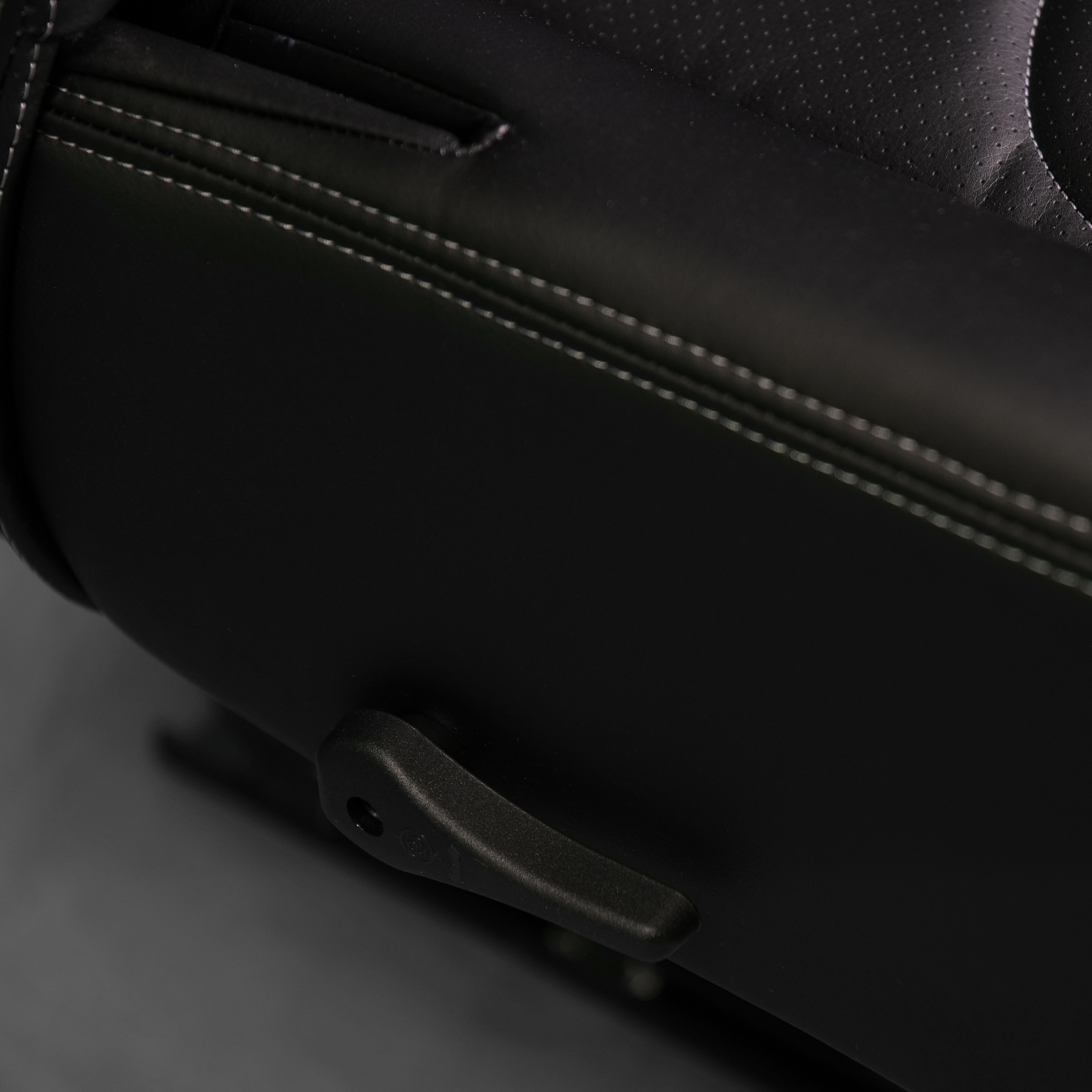 20” VIP CLASS CAPTAIN SEAT | PEDESTAL BASE | BLACK LEATHER TOUCH